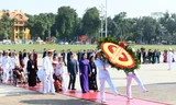 Đại biểu Đại hội Thi đua yêu nước toàn quốc vào lăng viếng Bác