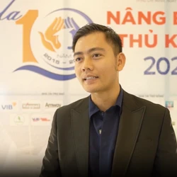 CEO Đặng Quốc Sang: 'Tôi từng đi chung một đôi giày, nên muốn trao giày mới cho 120 thủ khoa'