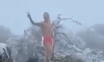 Người đàn ông cởi trần giữa Mẫu Sơn băng tuyết trắng trời ảnh 1