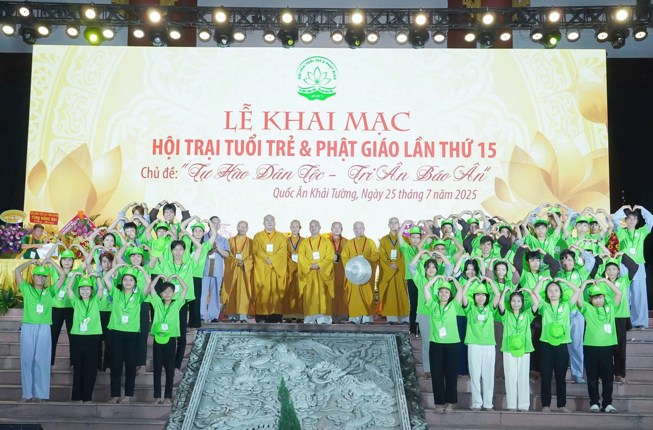 Chư tôn đức cùng bạn trẻ tại lễ khai mạc. Hội trại thu hút sự tham gia của khoảng 3.000 trại sinh đến từ các tỉnh, thành trong cả nước. z6841321686557-37b077963c252b741032ba7ab3b8c553.jpg