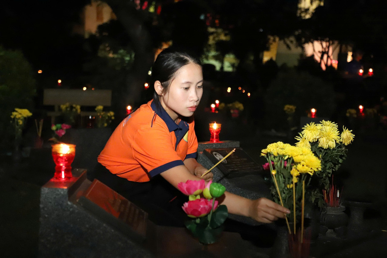 Sinh viên các trường đại học, cao đẳng trên địa bàn TPHCM cùng thắp lên những nén tâm hương thành kính. z6841113205423-4b701703e7d21a990da313ca29c1d6d9.jpg