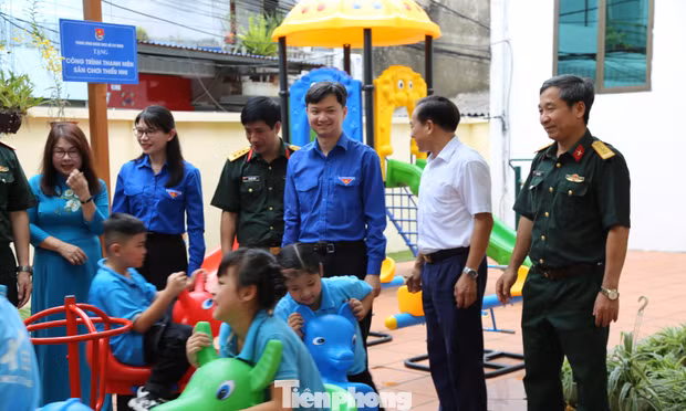 Trung ương Đoàn trao tặng sân chơi cho trẻ em khuyết tật 