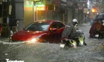 Hà Nội mưa trắng trời, nhiều tuyến phố ngập sâu, ô tô và xe máy 'chết cứng'