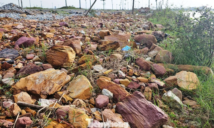 Sau mưa lũ, phát lộ bãi ‘đá lạ’ tại dự án đường gần 195 tỷ ở Huế