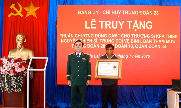 Quân đoàn 34 truy tặng Huân chương dũng cảm cho thượng sĩ Kpă Thiêp