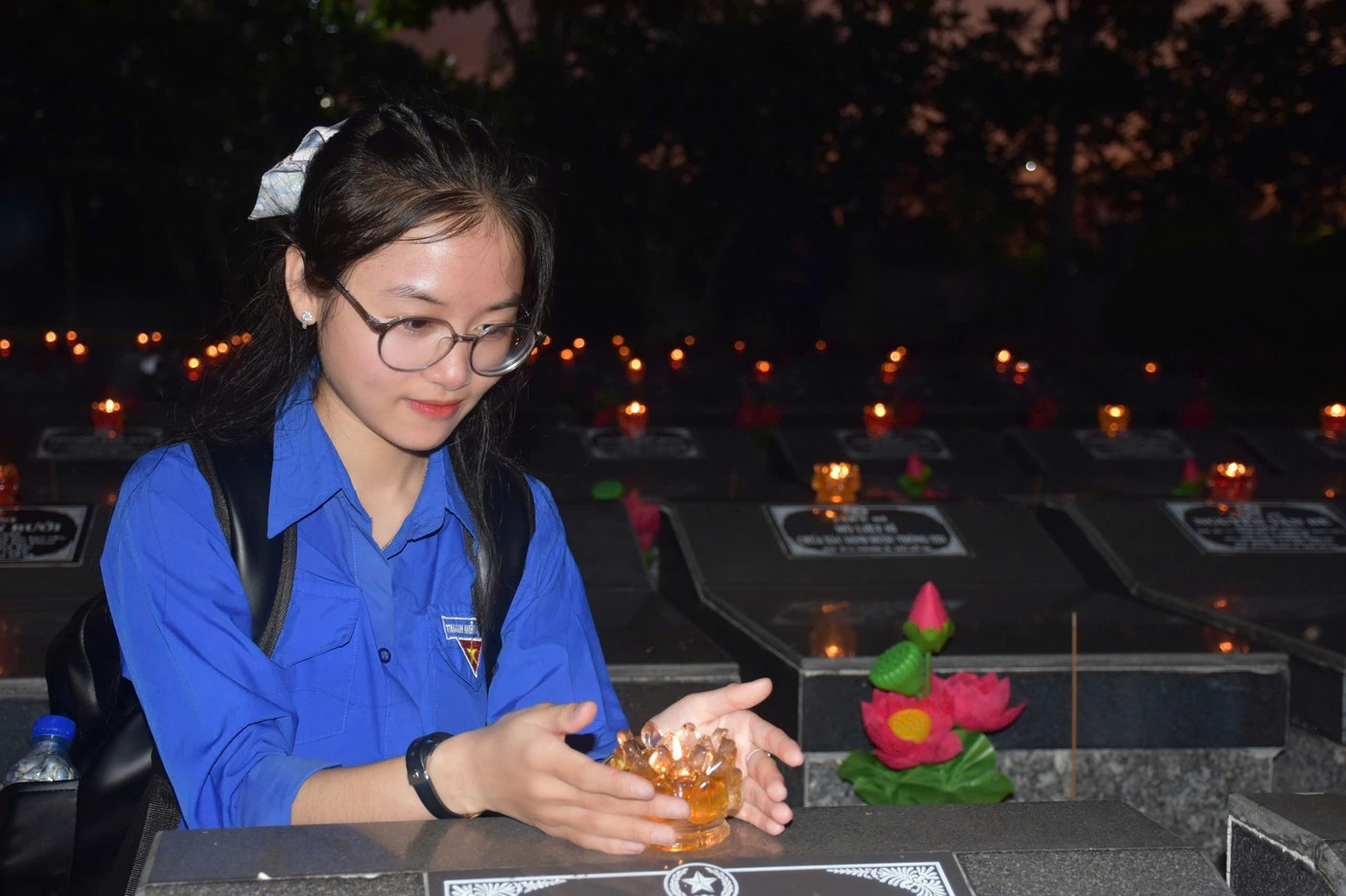 Tân đảng viên Lê Thị Mỷ Kiều tham gia thắp nến tri ân tại nghĩa trang liệt sĩ dịp 27/7 9c.jpg