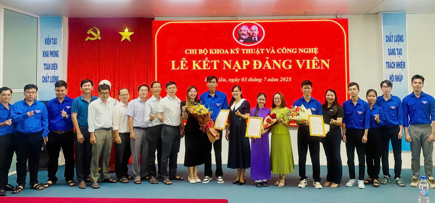 Bạn Lê Thị Mỷ Kiều (thứ 8 từ phải sang) vinh dự được đứng vào hàng ngũ Đảng cộng sản Việt Nam trong những ngày tình nguyện hè Ảnh: Hòa Hội 9d.jpg