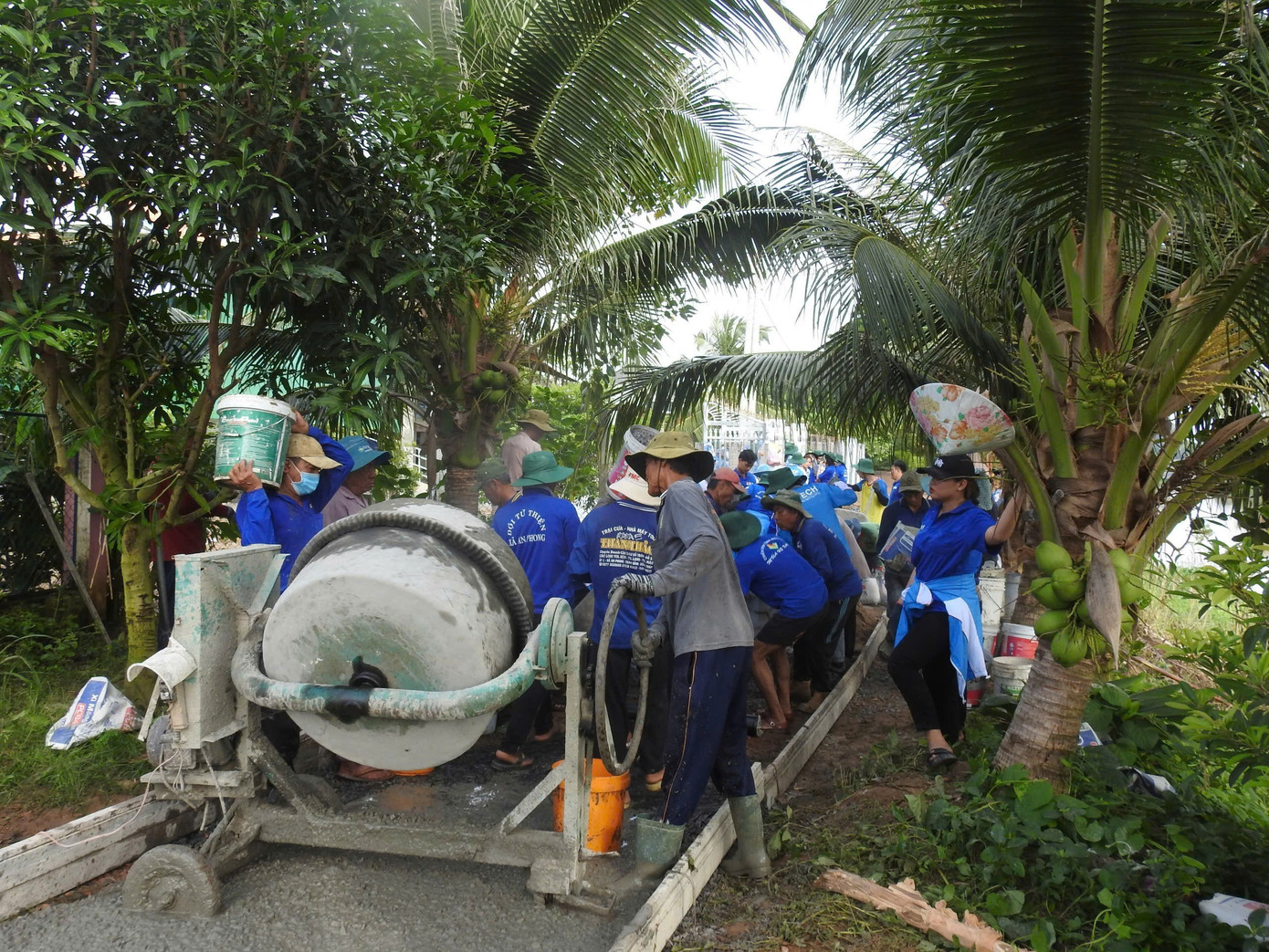 Sinh viên tình nguyện Trường Đại học Công nghệ TPHCM làm đường nông thôn tại xã Tân Thạnh, tỉnh Đồng Tháp ps-ngay-98-a9.jpg