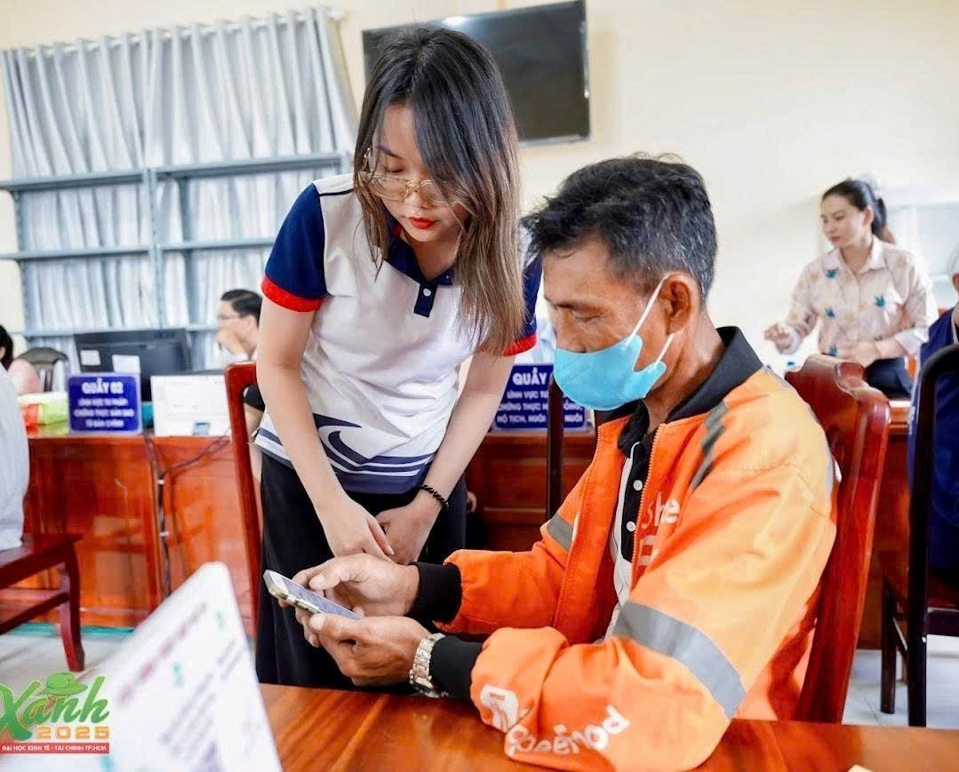 Tân đảng viên Võ Hồng Ngọc, sinh viên Trường Đại học Kinh tế - Tài chính TPHCM hỗ trợ người dân làm thủ tục hành chính tại xã Đốc Binh Kiều, Đồng Tháp ps-ngay-98-b8.jpg