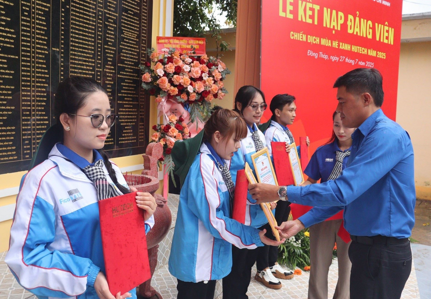 Anh Nguyễn Quang Minh, Bí thư Tỉnh Đoàn Đồng Tháp trao giấy khen cho tân đảng viên Trần Mẫn Vy, sinh viên Trường Đại học Công nghệ TPHCM ps-ngay-98-a8.jpg