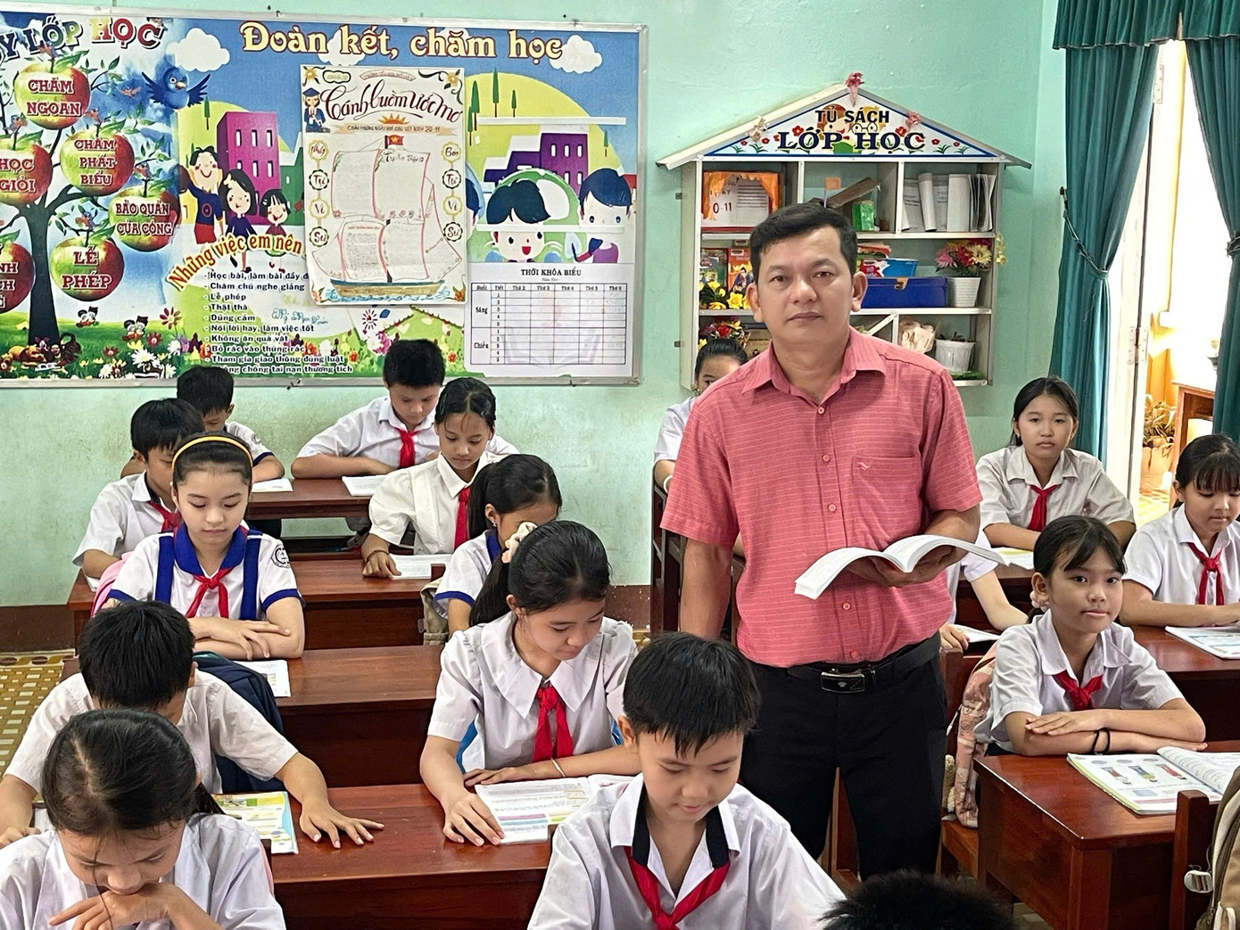 Guru Nguyen Ngoc Toan (Sekolah Rendah My Chau, wilayah Gia Lai) dalam kelas 1.jpg