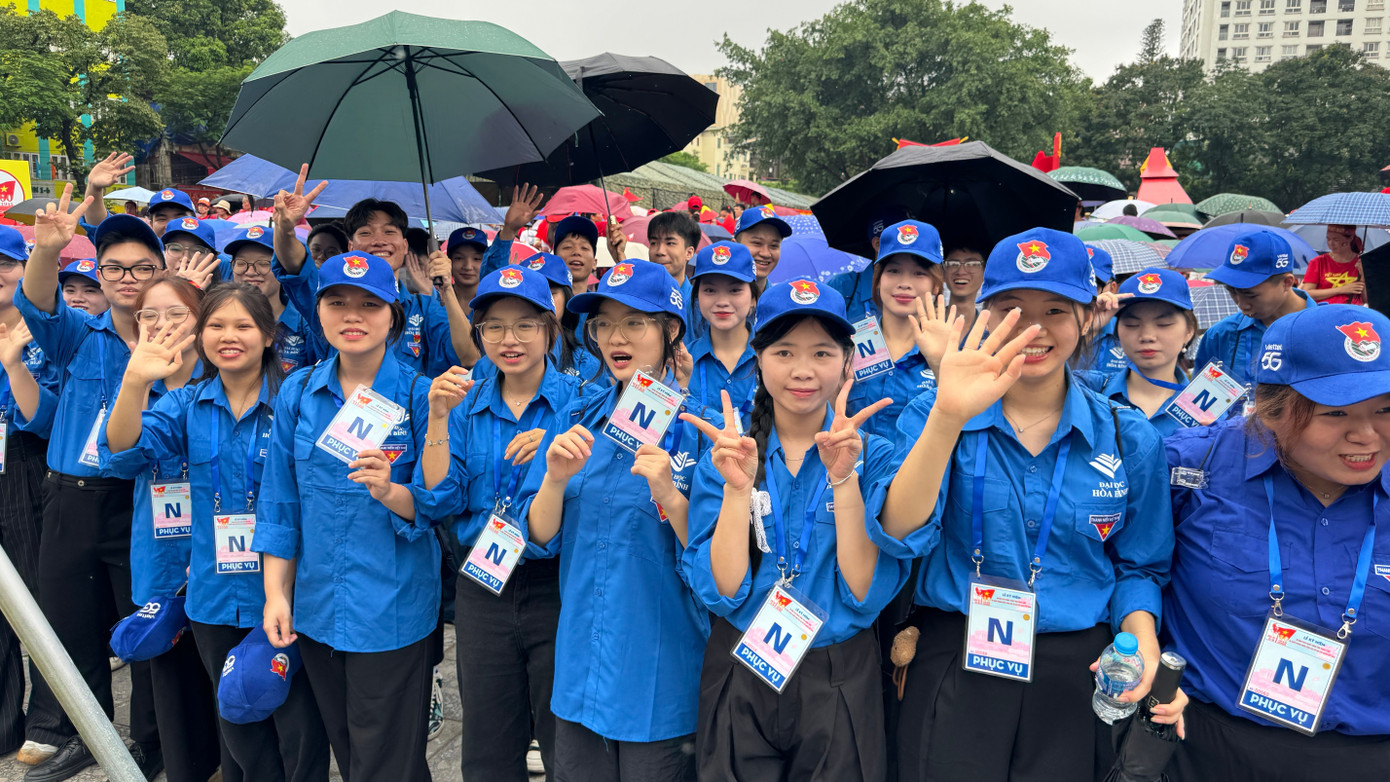 Thanh niên tình nguyện Thủ đô tham gia phục vụ các hoạt động kỷ niệm 80 năm Cách mạng Tháng Tám và Quốc khánh 2/9. Ảnh: Hồng Vĩnh img-0720.jpg