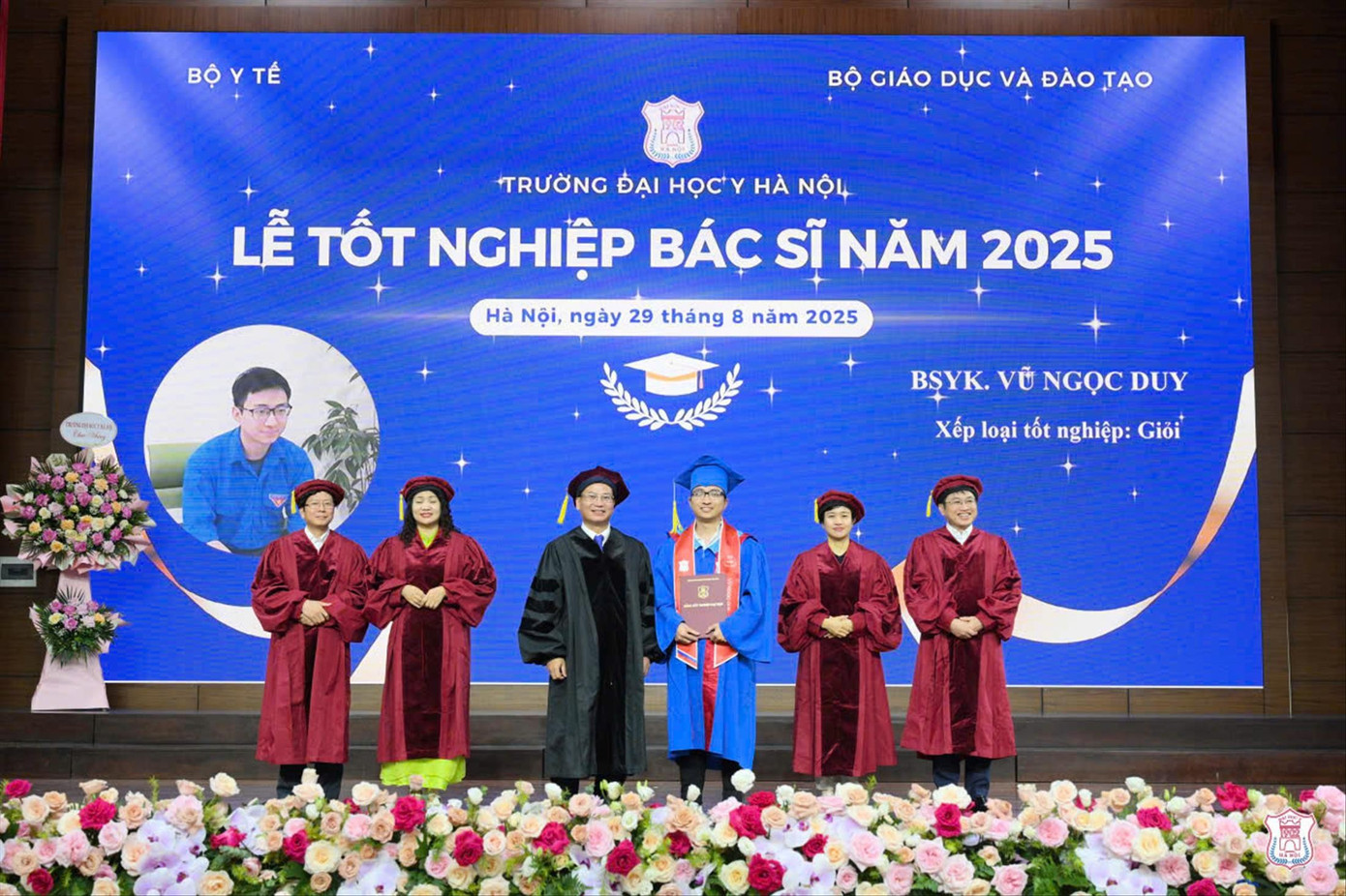 Vu Ngoc Duy (ទីបីពីស្តាំ) ទទួលសញ្ញាប័ត្រពីក្រុមប្រឹក្សាភិបាលនៃសាកលវិទ្យាល័យវេជ្ជសាស្ត្រហាណូយ។ រូបថត៖ NVCC 6b.jpg