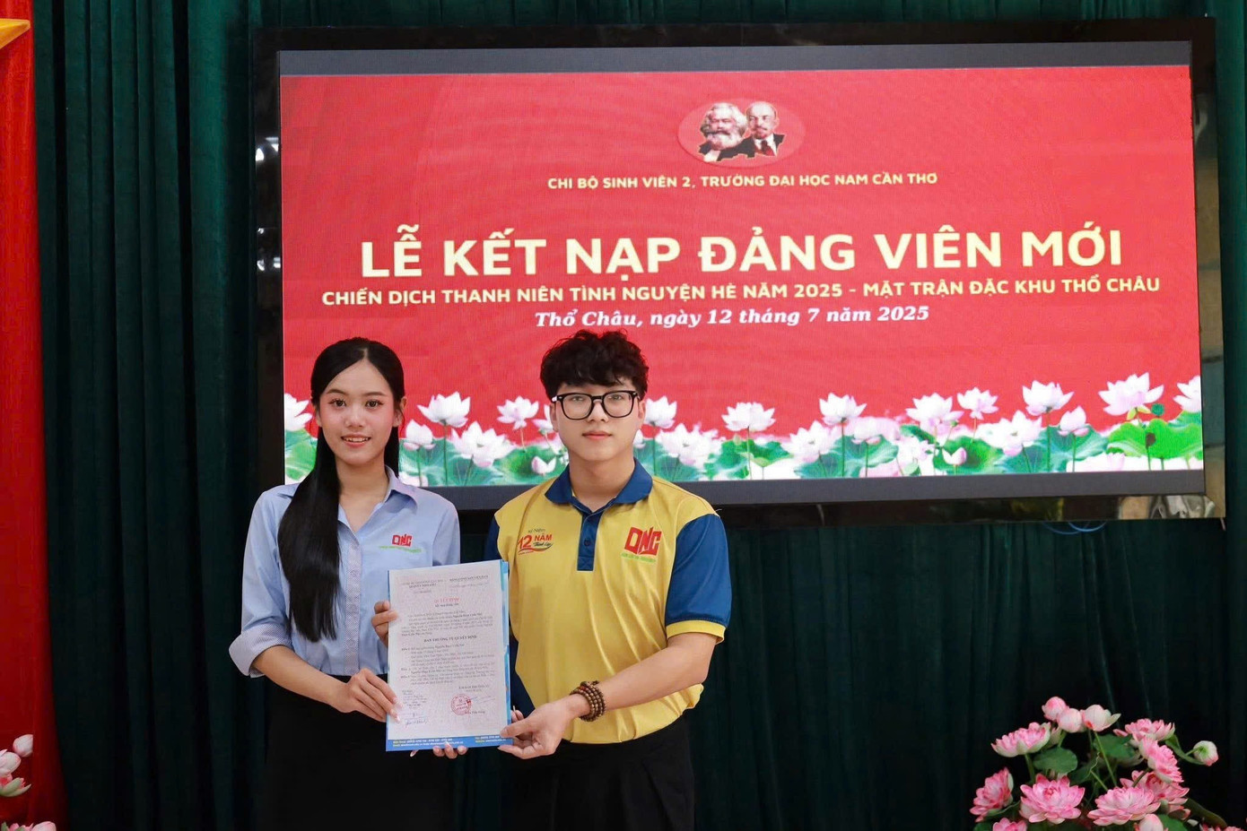 Bạn Nguyễn Thụy Uyễn Nhi, sinh viên năm 4 ngành Quản trị Kinh doanh, ĐH Nam Cần Thơ được kết nạp Đảng trong thời gian tình nguyện hè tại đảo Thổ Chu ps-ngay-88-b9.jpg