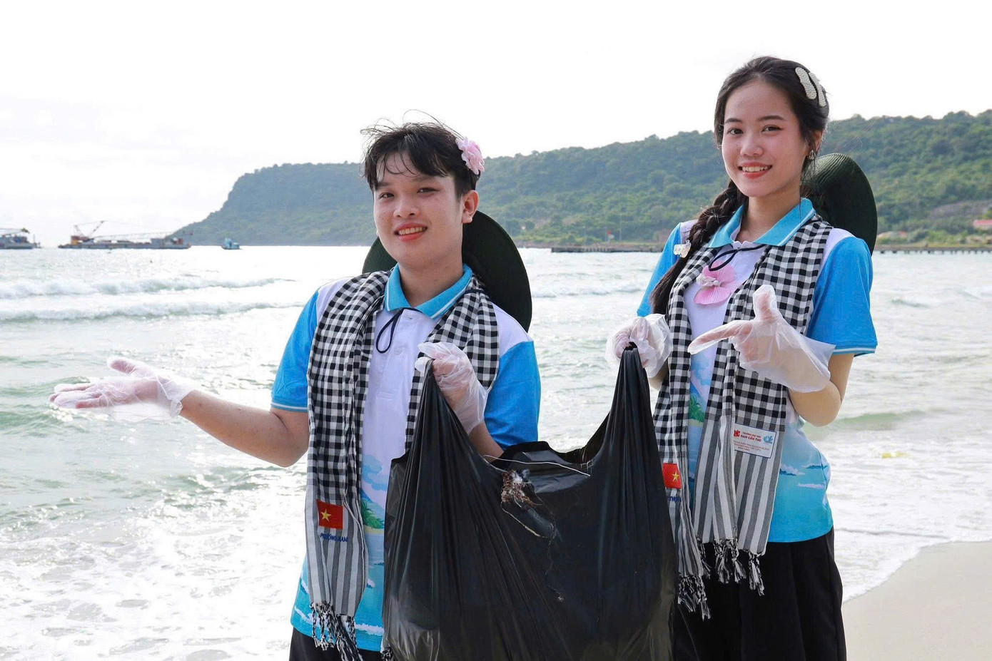 Tân đảng viên Uyễn Nhi (bên phải) cùng đồng đội thu dọn rác trên bãi biển Thổ Châu ps-ngay-88-b8.jpg