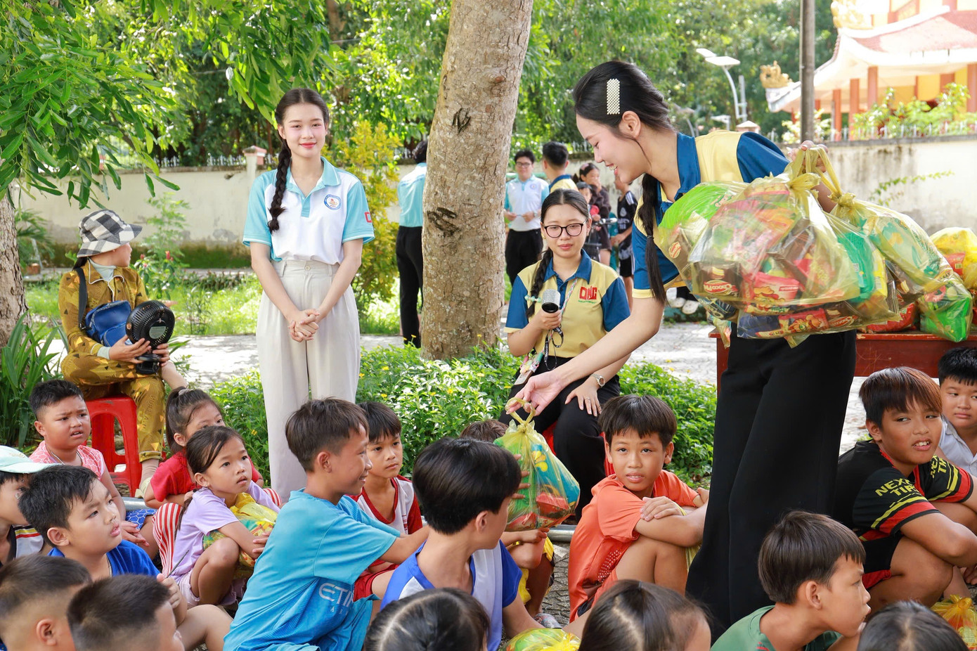 Uyễn Nhi tặng quà cho trẻ em tại đảo Thổ Chu trong những ngày hè tình nguyện ps-ngay-88-a9.jpg