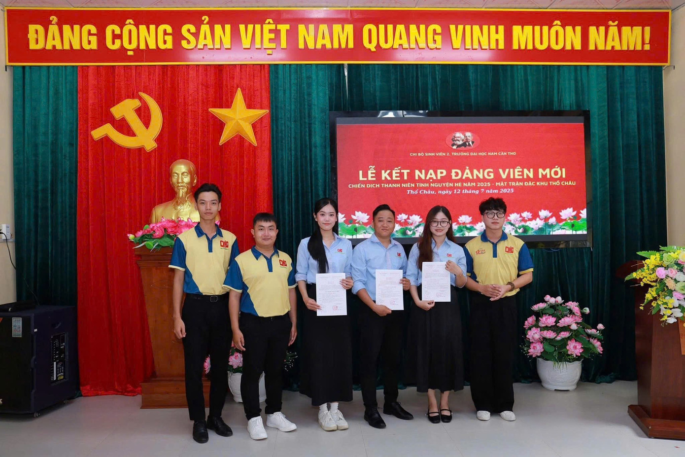 Uyễn Nhi và Hoàng Hào được kết nạp đảng tại đảo Thổ Chu trong những ngày tình nguyện hè tại đây ps-ngay-88-a8.jpg