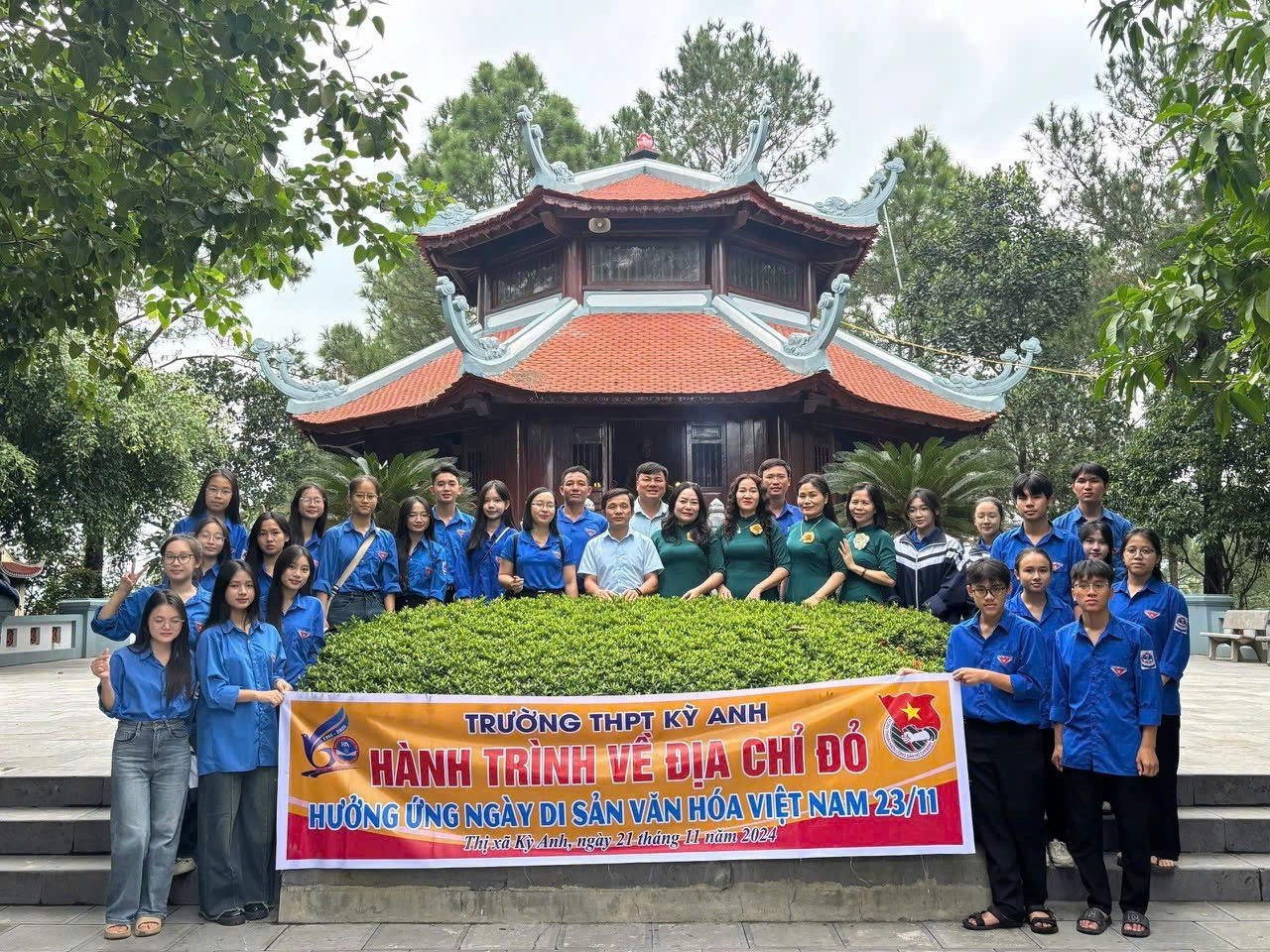 Lehrer und Schüler bei Aktivitäten zum Tag des vietnamesischen Kulturerbes z7195334374920-30514b3222b75040782cca7e55cee56b.jpg