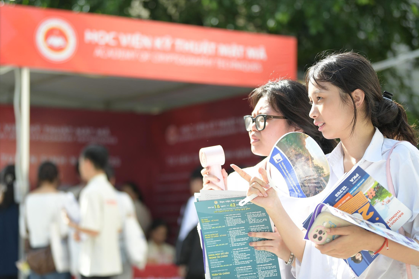 Thí sinh tìm hiểu thông tin tuyển sinh năm 2025 Ảnh: DƯƠNG TRIỀU 1.jpg