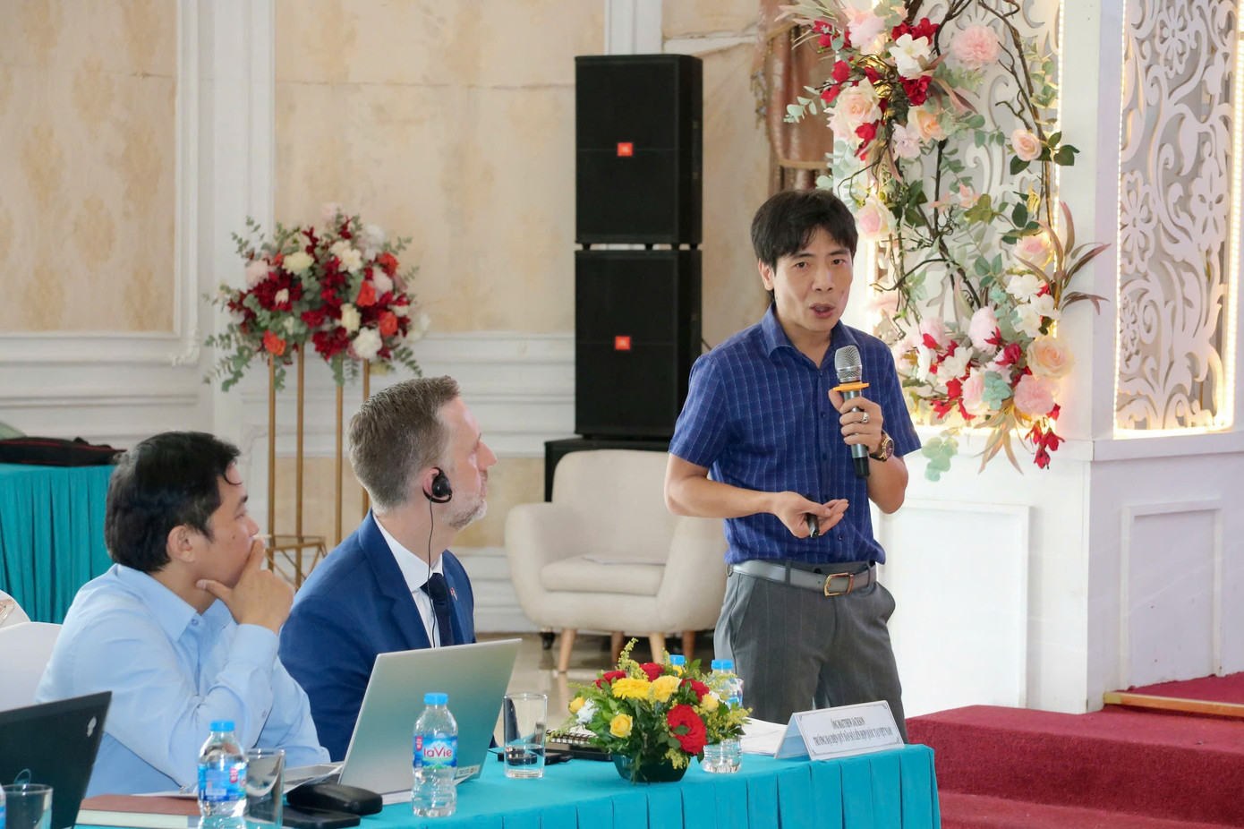 TS. Đặng Vũ Cảnh Linh (đứng) chia sẻ tại một diễn đàn về thanh niên 7b.jpg