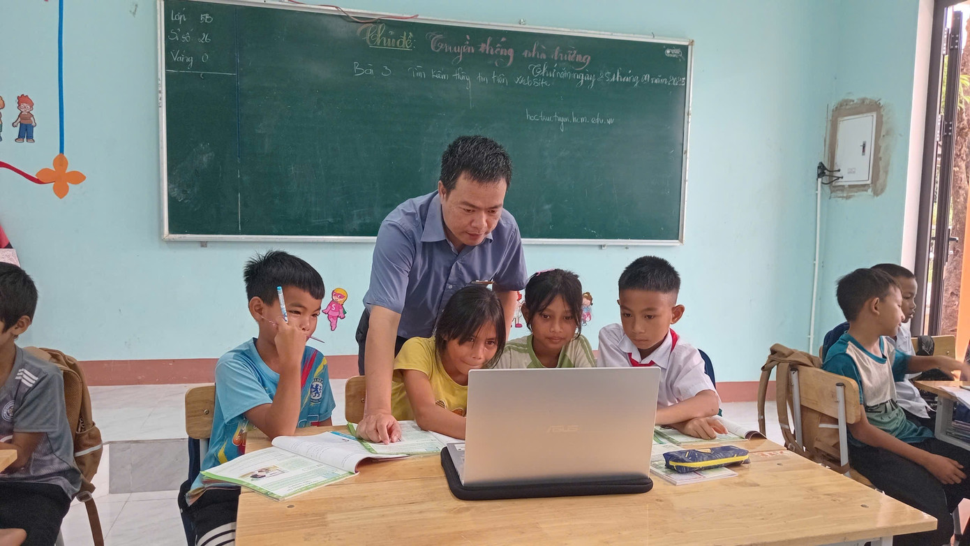 លោក Hoang Duong Hoa (អនុវិទ្យាល័យ A Ngo) បង្រៀន IT ដល់សិស្សយ៉ាងស្វាហាប់ a3.jpg