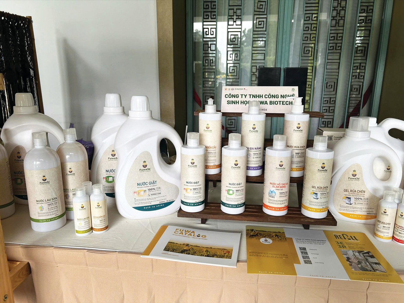 Khách hàng ngạc nhiên trước quần áo, túi xách từ sợi lá dứa của Faslink. Ảnh: U.P a3-nuoc-rua-tu-vo-dua-1.jpg