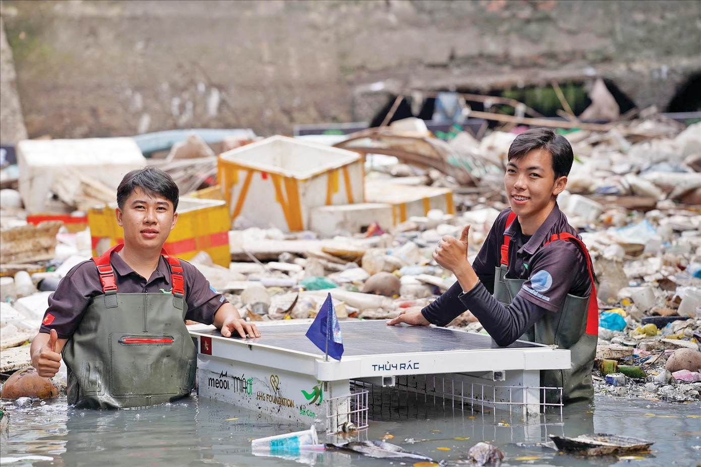 Những kỹ sư trẻ CLB Sài Gòn Xanh đã chế tạo thành công robot vớt rác trên sông “100% made in Việt Nam”. Ảnh: U.P a-2-robot-vot-rac.jpg