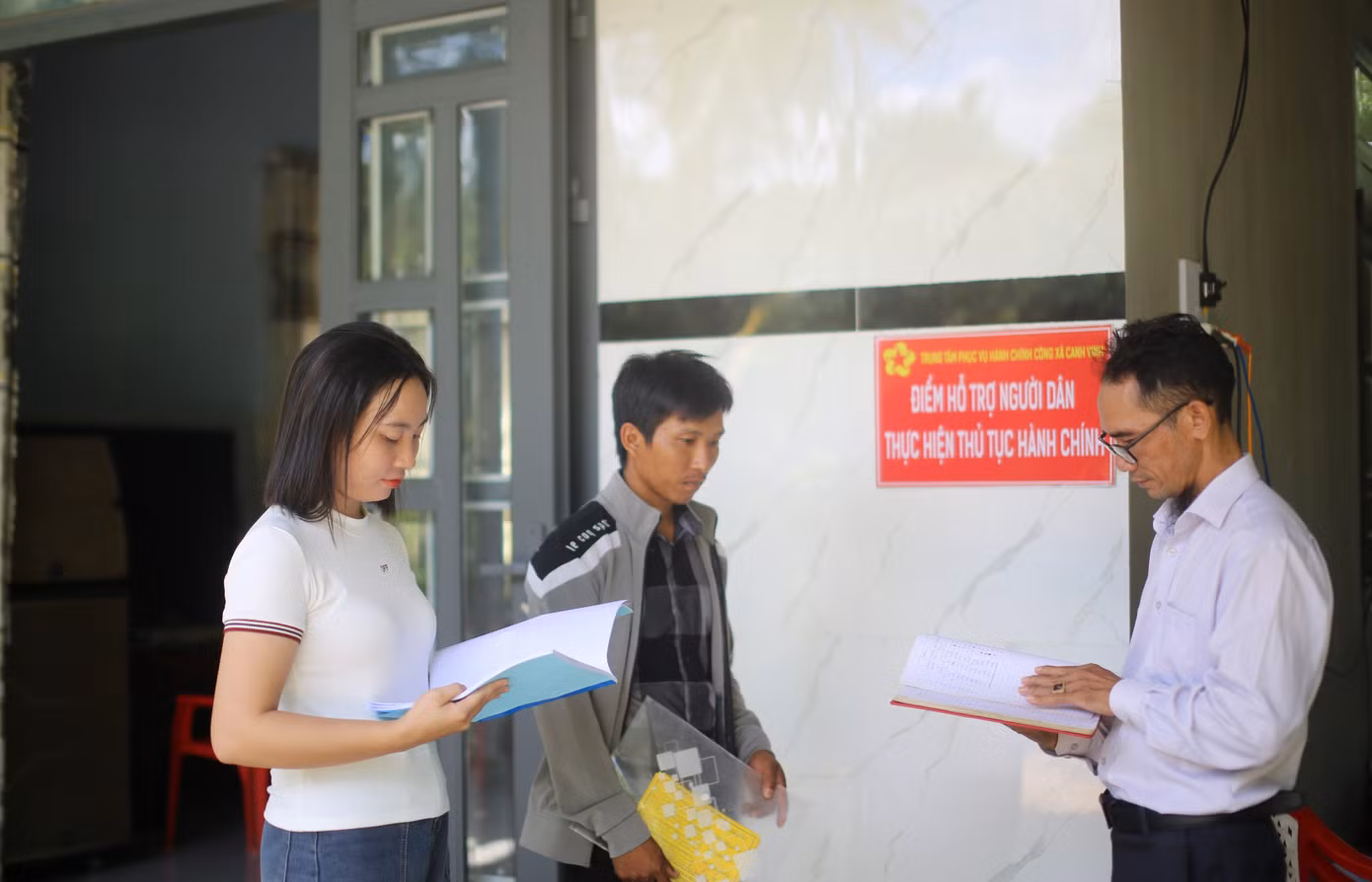 1-diem-tiep-nhan-ho-tro-nguoi-dan-dat-ngay-tai-nha-truong-lang-canh-tien-anh-truong-dinh.jpg