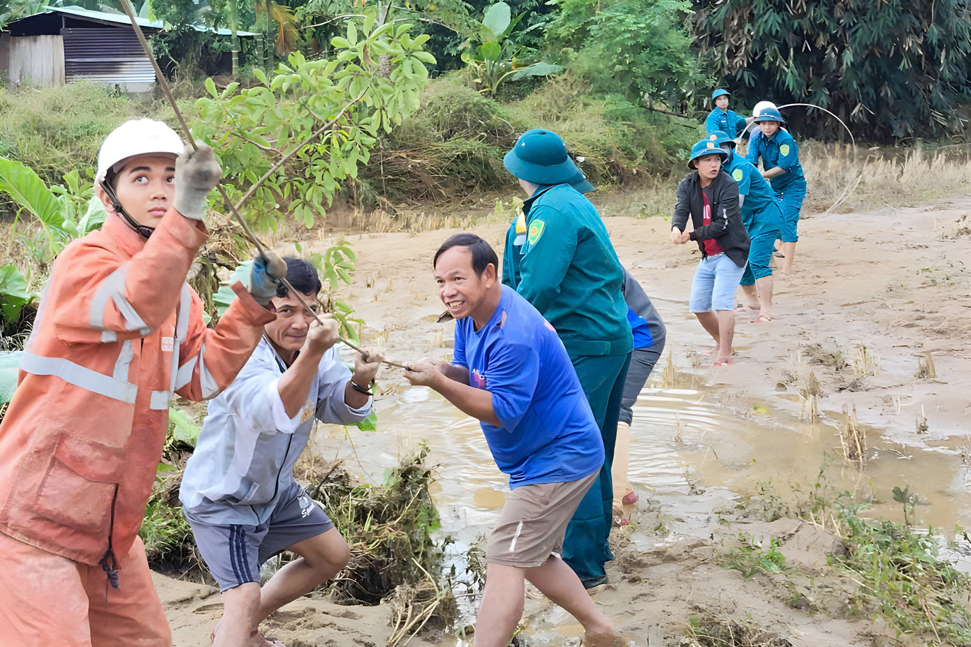 3-nguoi-dan-cung-cac-luc-luong-cua-xa-song-kon-khac-phuc-he-thong-dien-sau-mua-bao.jpg