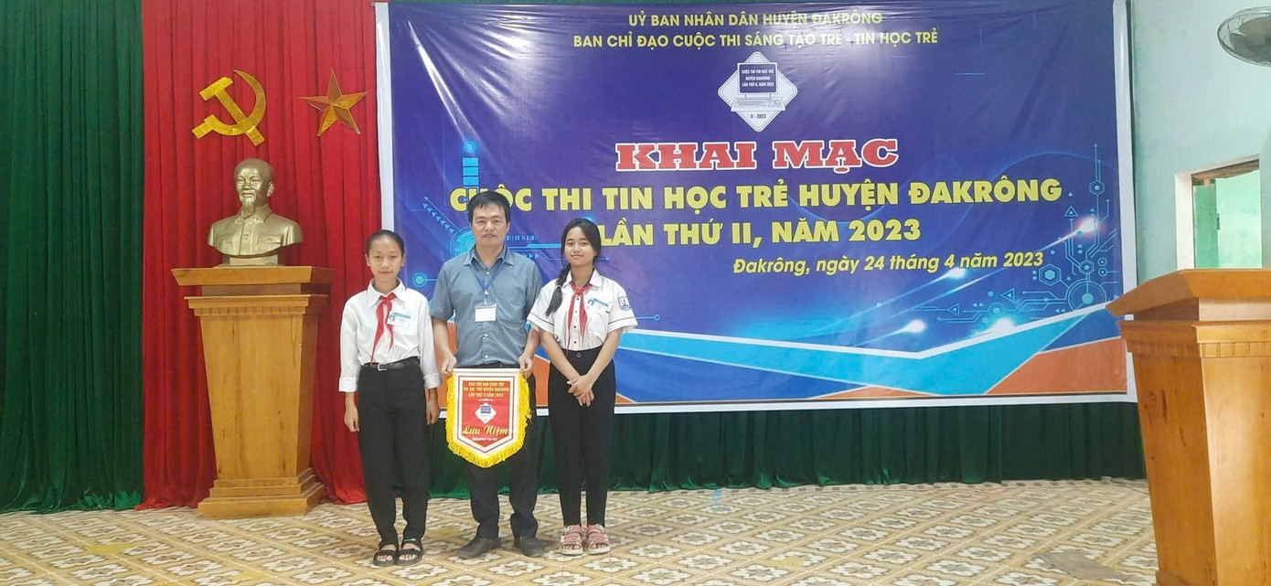 លោកគ្រូ Hoang Duong Hoa ដឹកនាំសិស្ស Pa Ko ចូលរួមការប្រកួតយុវជនព័ត៌មានវិទ្យា a4.jpg