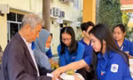 Đoàn viên, thanh niên trao suất ăn miễn phí cho các bệnh nhân có hoàn cảnh khó khăn