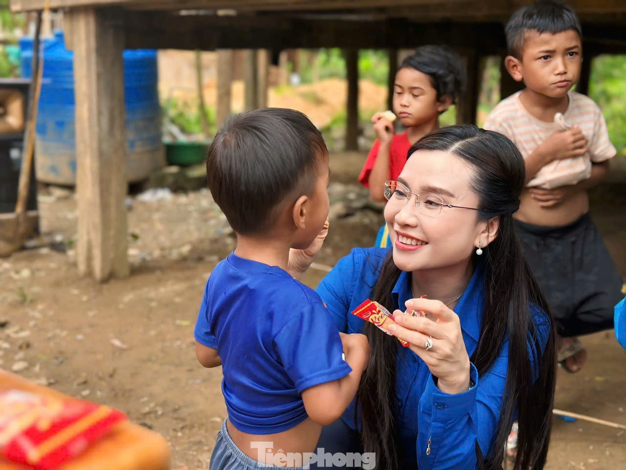 Bí thư T.Ư Đoàn Nguyễn Phạm Duy Trang cùng các em nhỏ ở địa phương. tp-ytdsp.jpg