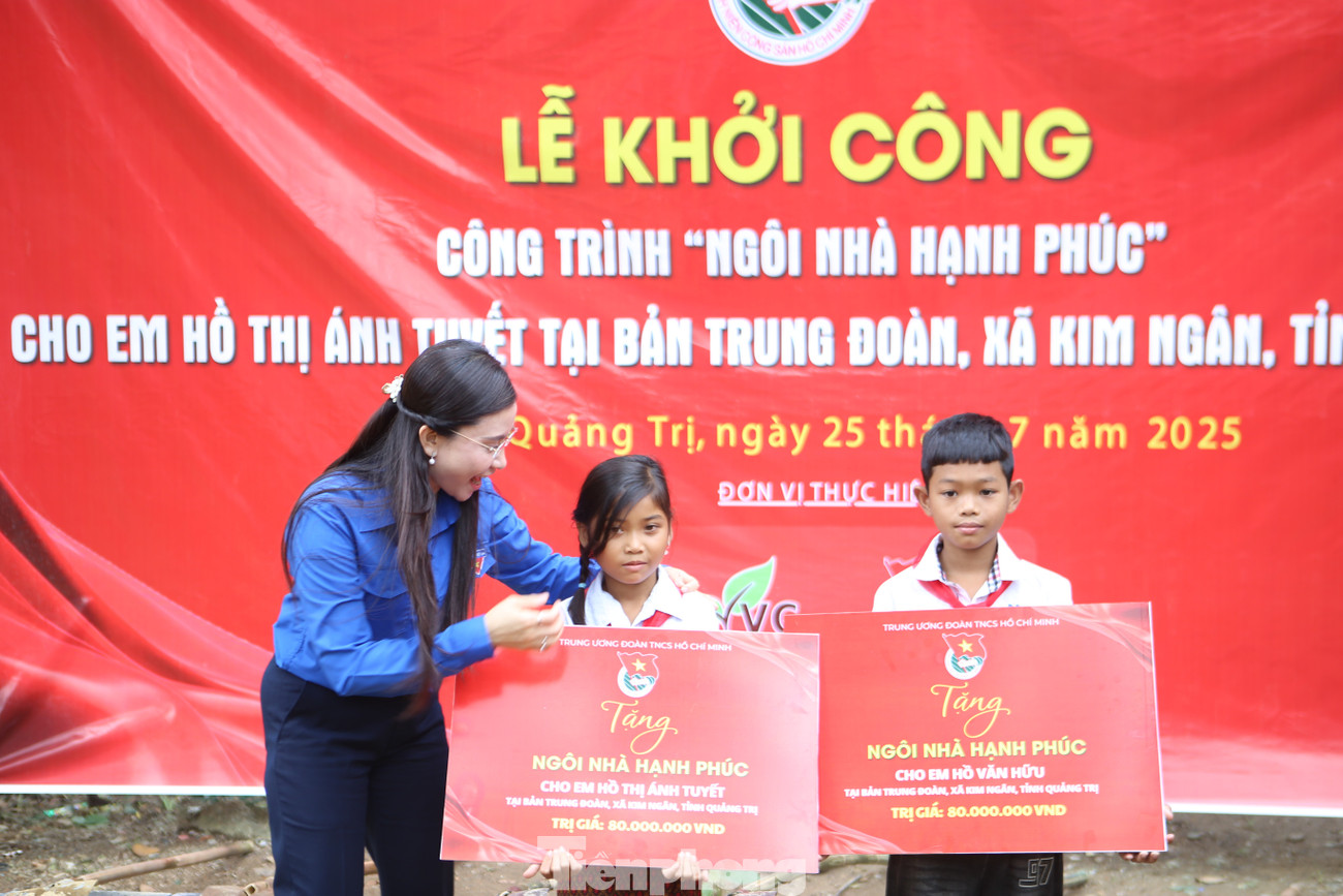 Chị Nguyễn Phạm Duy Trang - Bí thư T.Ư Đoàn, Chủ tịch Hội đồng Đội T.Ư trao tặng biểu trưng "Ngôi nhà hạnh phúc". tp-chi-trang-nha.jpg