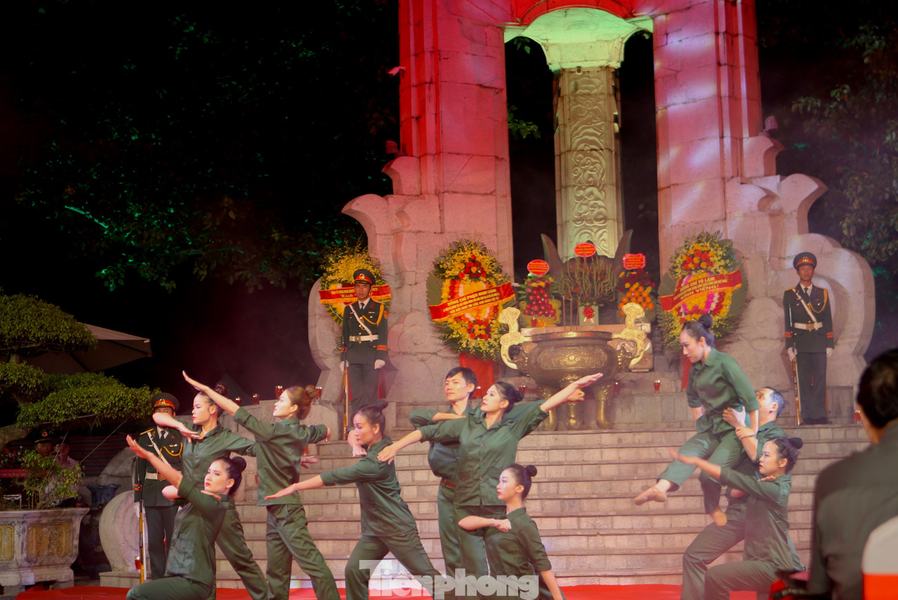 Hoạt cảnh "mãi mãi tuổi 20". tp-van-nghe.jpg