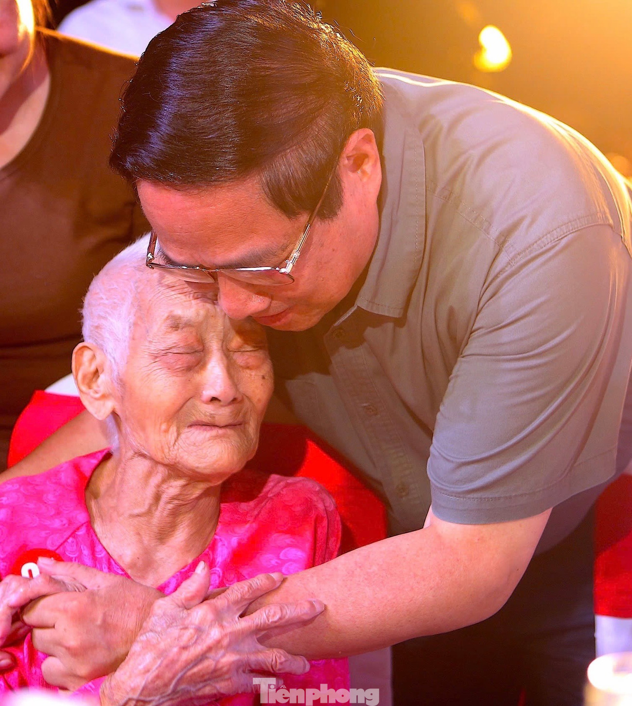 Thủ tướng Chính phủ Phạm Minh Chính động viên mẹ liệt sĩ. tp-hshk.jpg