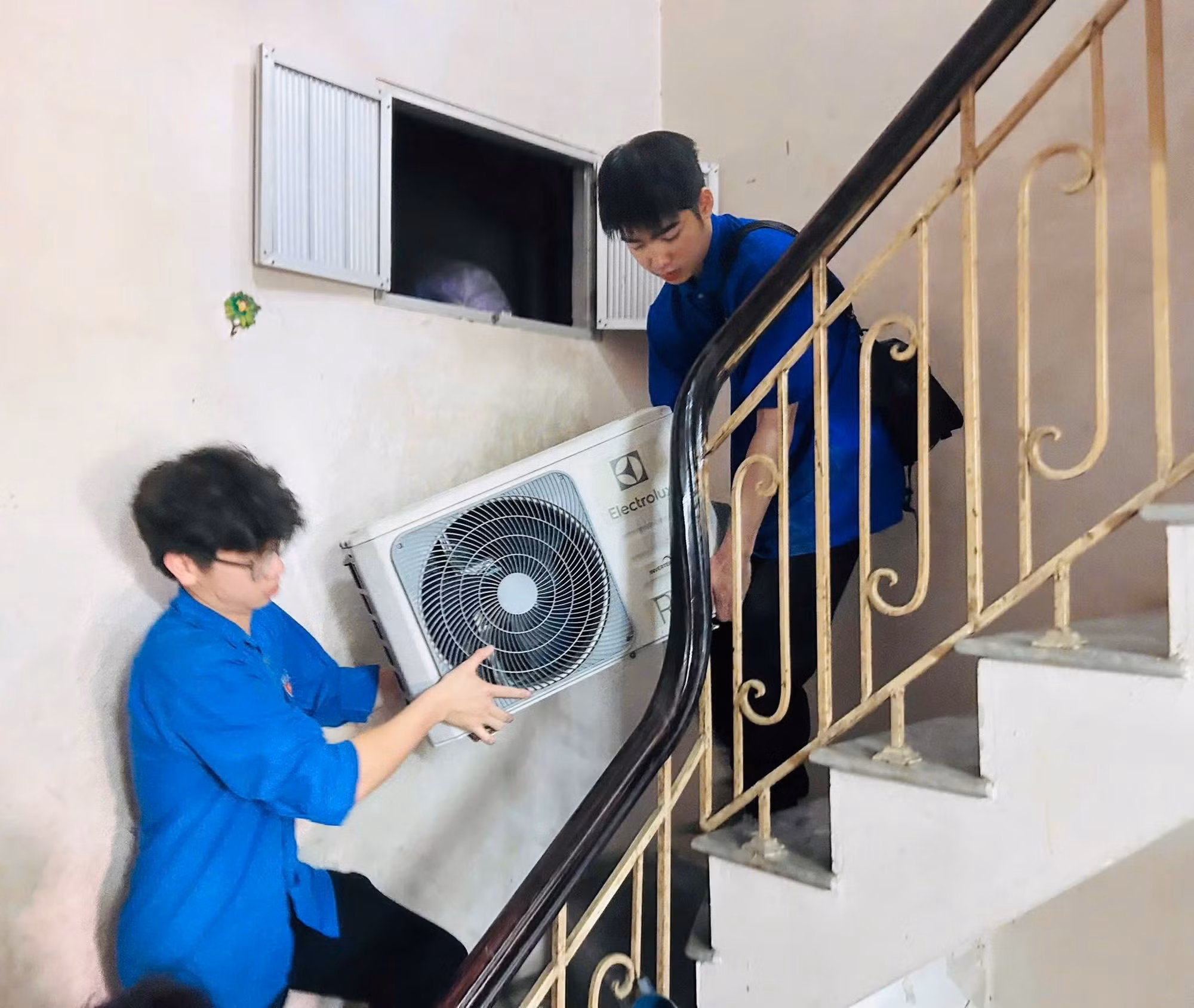 Thanh niên tình nguyện hỗ trợ tháo dỡ và vận chuyển tài sản cho người dân