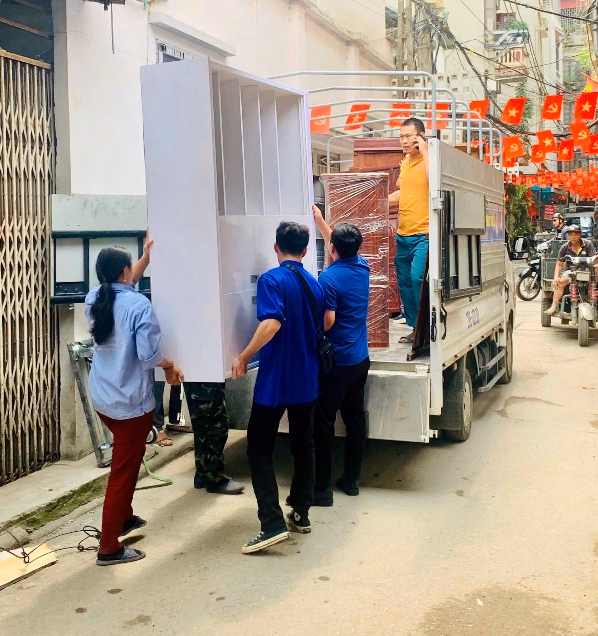 Sự phối hợp giữa thanh niên tình nguyện và chính quyền địa phương trong giải phóng mặt bằng