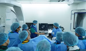 Lần đầu tại Việt Nam, phẫu thuật khoan cắt mảng xơ vữa mạch máu bằng laser