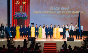 Trường ĐH Văn Lang đón nhận Huân chương Lao động hạng Nhì