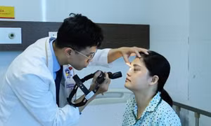 Người phụ nữ bị khối u đẩy lồi mắt vì chẩn đoán nhầm bệnh