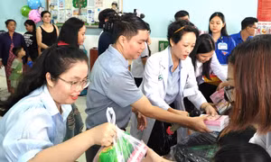 Bạn trẻ TP. HCM vui Trung Thu sớm cùng bệnh nhi 