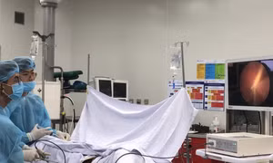 Học video trên mạng dùng dây sạc điện thoại tìm khoái cảm, nam sinh gặp nạn