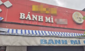 Cơ sở bán bánh mì hiện đã đóng cửa, cơ quan chức năng đang khẩn trương truy tìm nguyên nhân