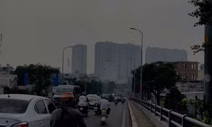 'Hiểm họa' từ bầu trời mù sương bủa vây TPHCM