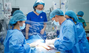 Ca ghép tim kịch tính và câu chuyện bác sĩ ngăn vợ bệnh nhân đi 'vay nóng' 
