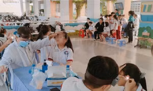 25 ca nghi ngộ độc ở trường tiểu học, có trẻ phải thở máy