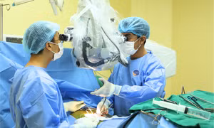 Cô gái trẻ suýt liệt cả 2 chân vì bỏ qua tín hiệu cảnh báo và mua thuốc tự điều trị