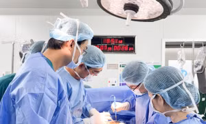 Hai bệnh viện đầu ngành phối hợp mổ bóc khối u 12kg, bảo toàn cơ hội làm mẹ cho cô gái 