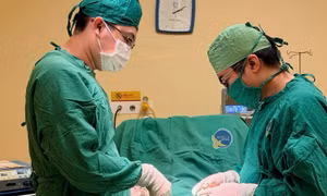 Bệnh hiếm gặp khiến người đàn ông đau âm ỉ tinh hoàn