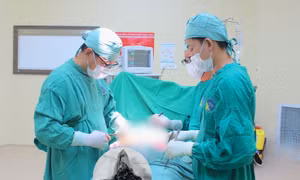 Tự điều trị chấn thương sau tai nạn giao thông, người đàn ông nguy kịch